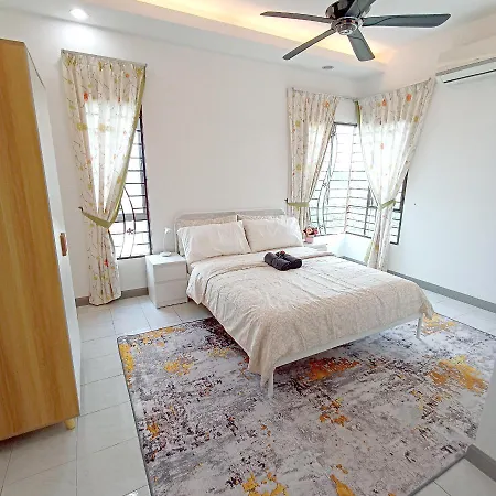 Tropika Homestay Bangi With 3 Bedrooms Kajang Exterior photo