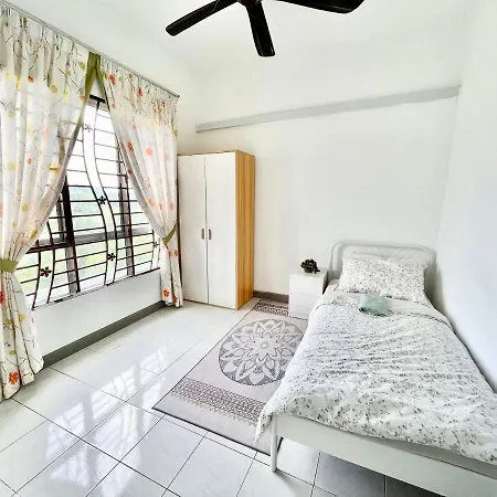 Tropika Homestay Bangi With 3 Bedrooms Kajang Exterior photo